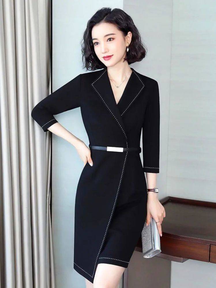 设计|张艺谋长女越来越美，穿黑色长裙优雅迷人，同框老爸气场丝毫不输