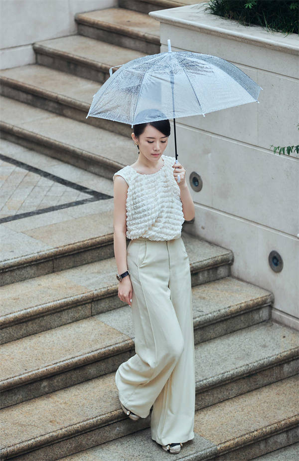 漫游|车永莉雨中漫游 侧颜绝美气质优雅