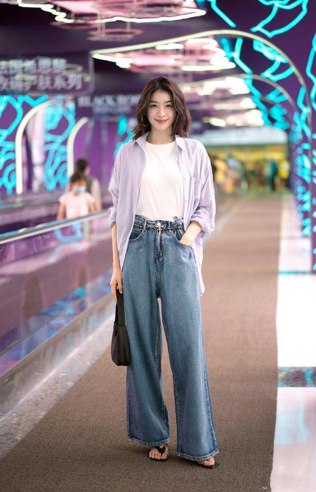 青春|受欢迎的蓝色牛仔裤，穿出青春的气质，夏天搭配很甜美