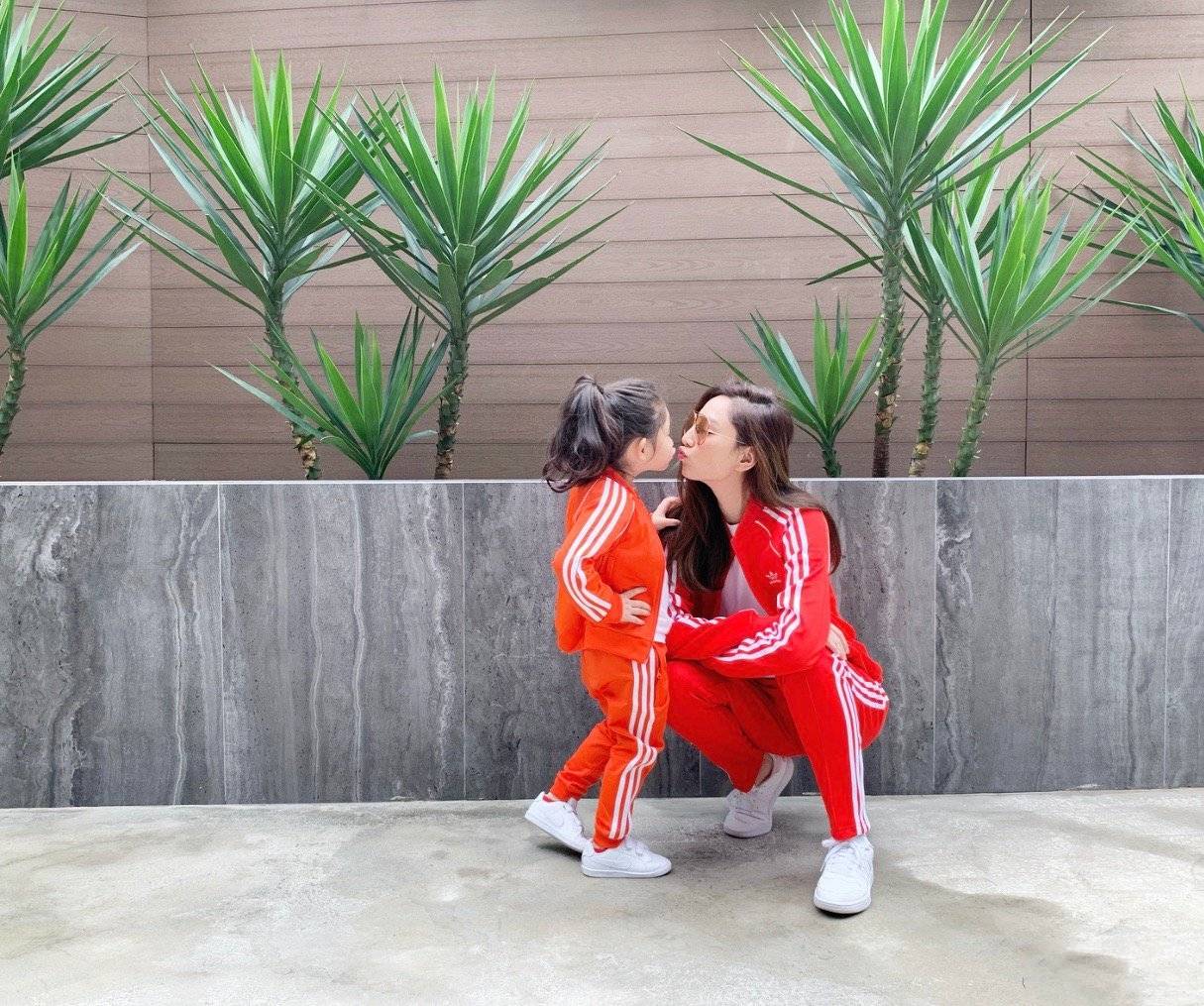 辣妈|儿童节，学下这几位明星辣妈，与女儿穿上美美的“亲子装”出游