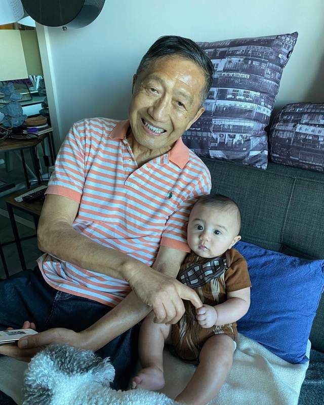 原子鏸晒富商父亲近照满脸慈祥精神气足已抢先郑佩佩抱外孙