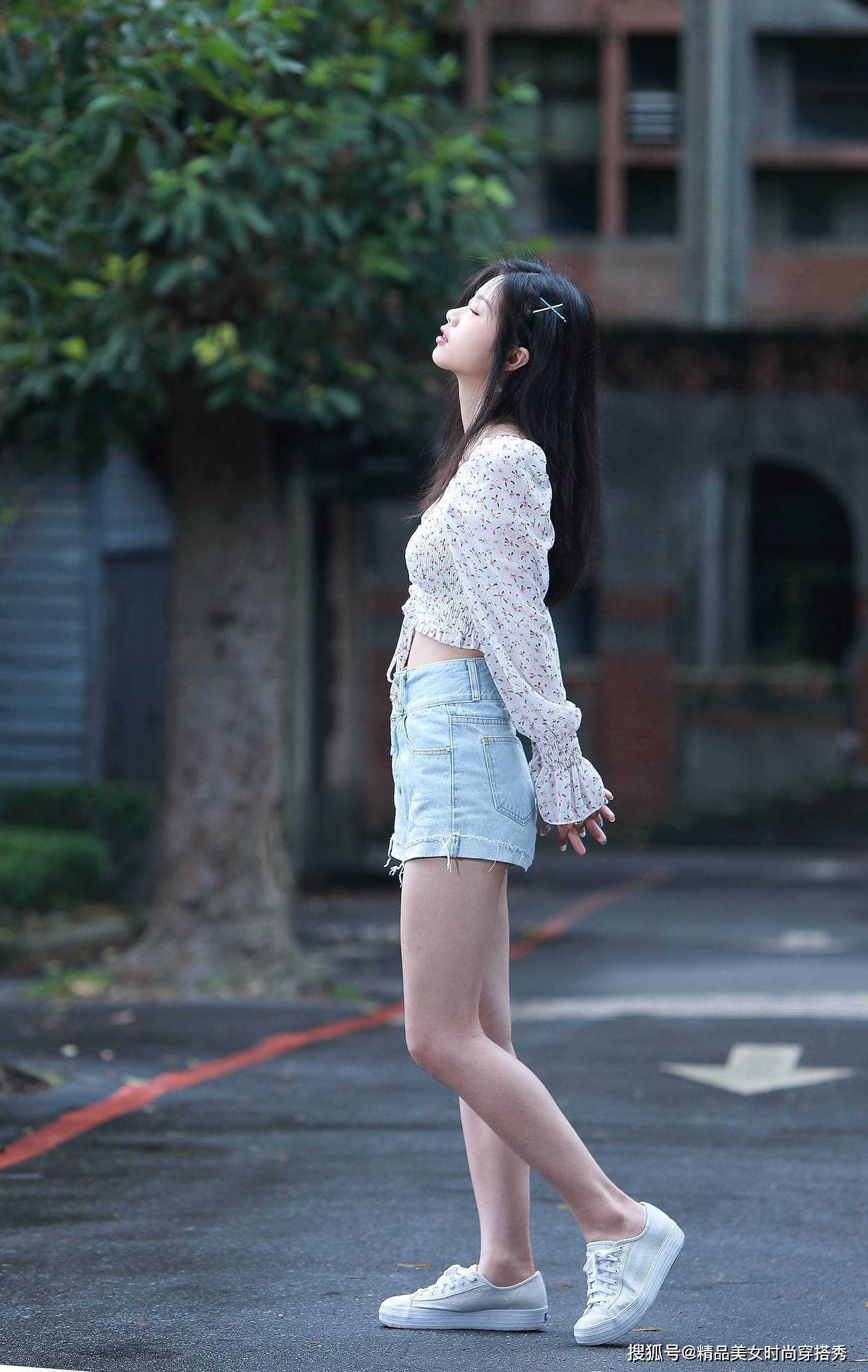 整体|碎花的小衬衫搭配牛仔短裤，青春甜美气息浓郁