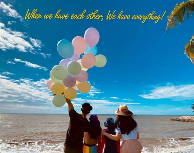 真会|吴尊老婆真会穿搭,白色T恤搭配粉色半身裙,减龄又时尚