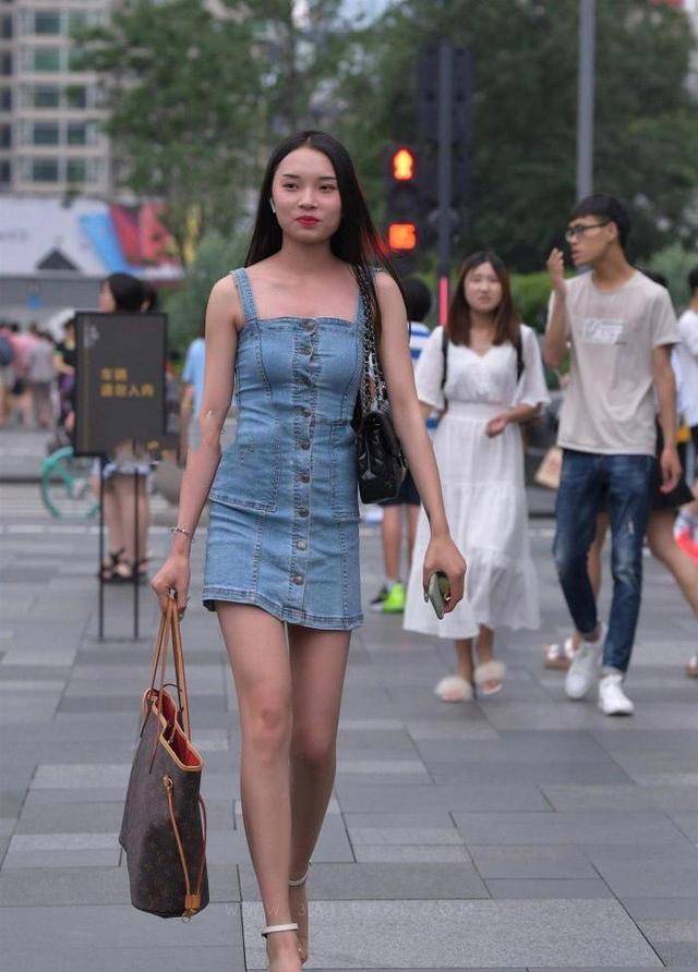 显得|青春靓丽的吊带牛仔裤，款式新颖穿搭舒适，显瘦又显高