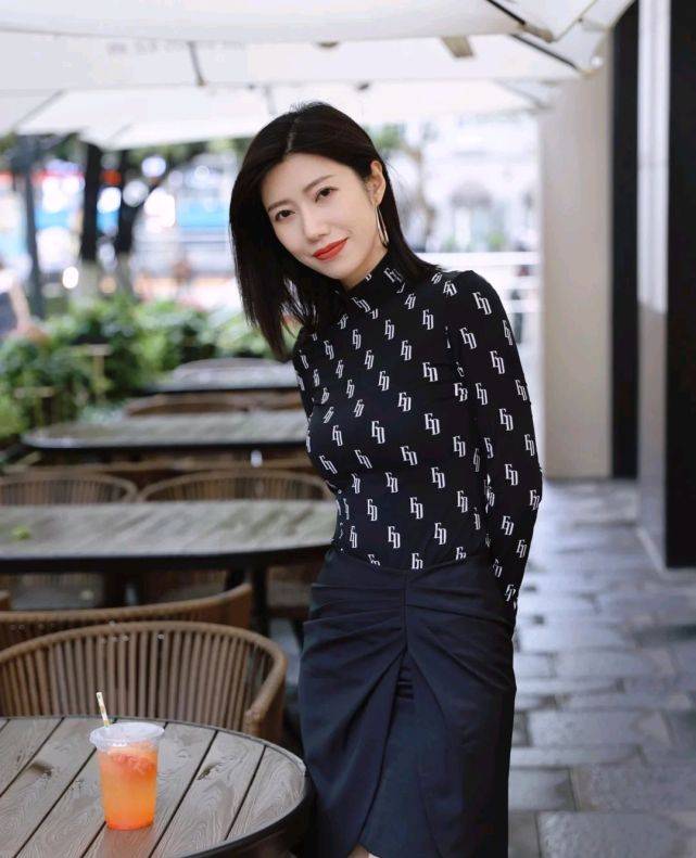 浅色|黑色穿搭是微胖人群的首选，只要会搭配，低调显瘦又不失高级