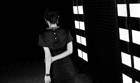黑色|周迅很适合香奈儿！这条奶蓝色修身裤，一般人hold不住吧？