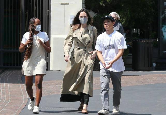 帕克斯|安吉丽娜朱莉出街购物！夏日裹风衣不嫌热，黑人养女竟真空穿T恤