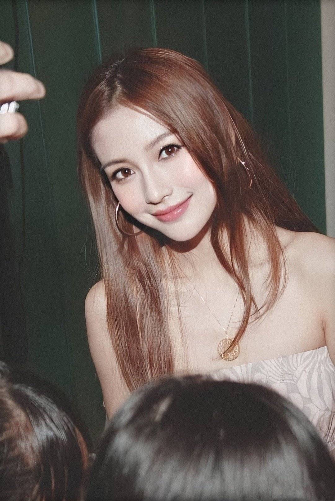 发丝|Angelababy早期清纯美颜照曝光，比现在还要美上几分，混血小公主
