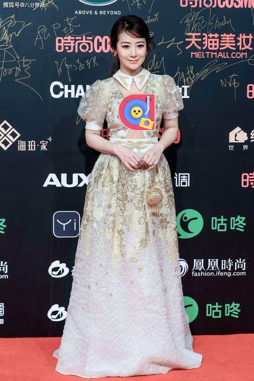 魅力|46岁陈紫函气质太好了吧，印花薄纱裙高级优雅，美到让人忘了年龄
