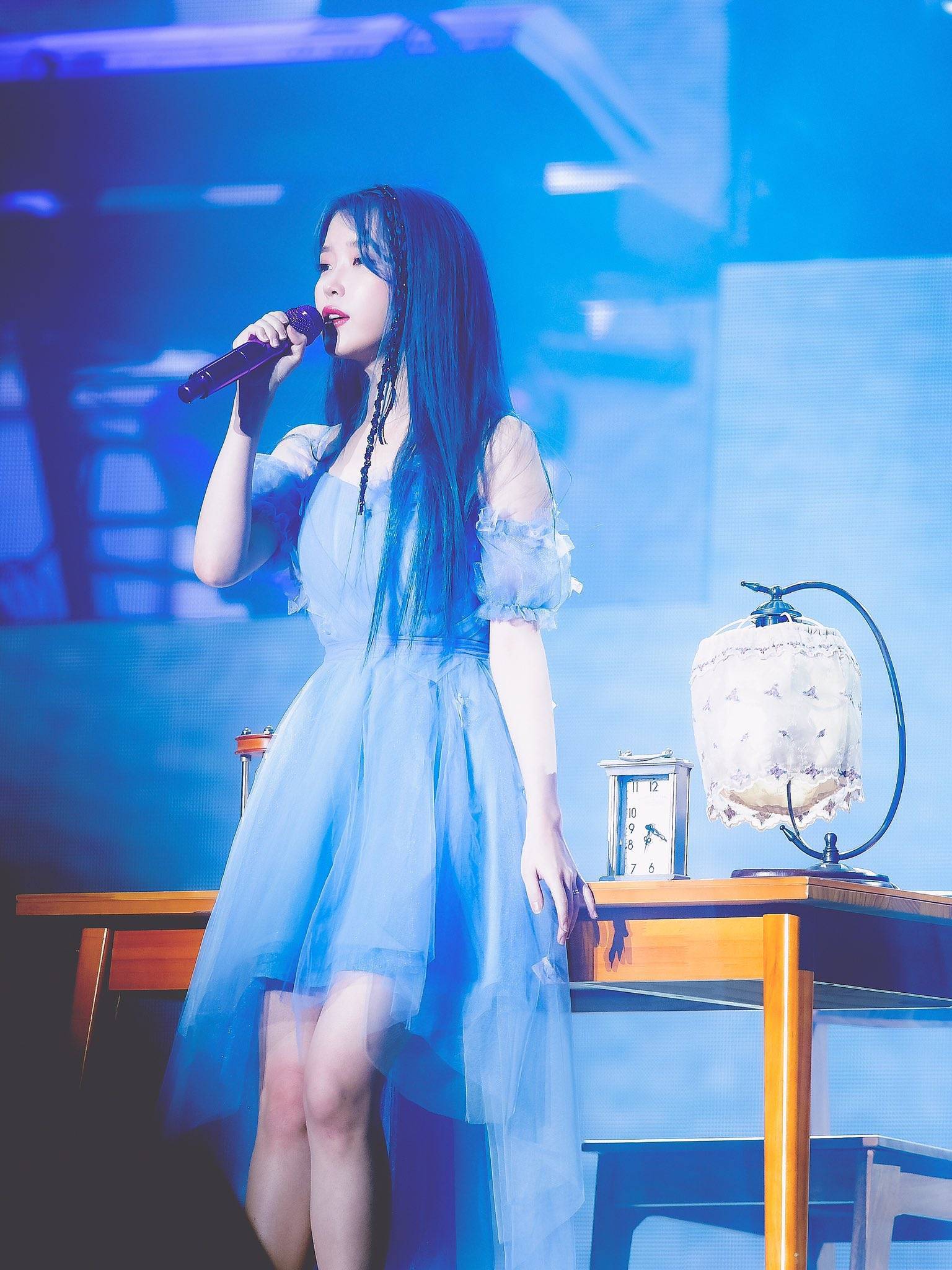 舞台|IU李知恩!“二次元美少女”在人间,蓝发配紫衣,美得清纯可人