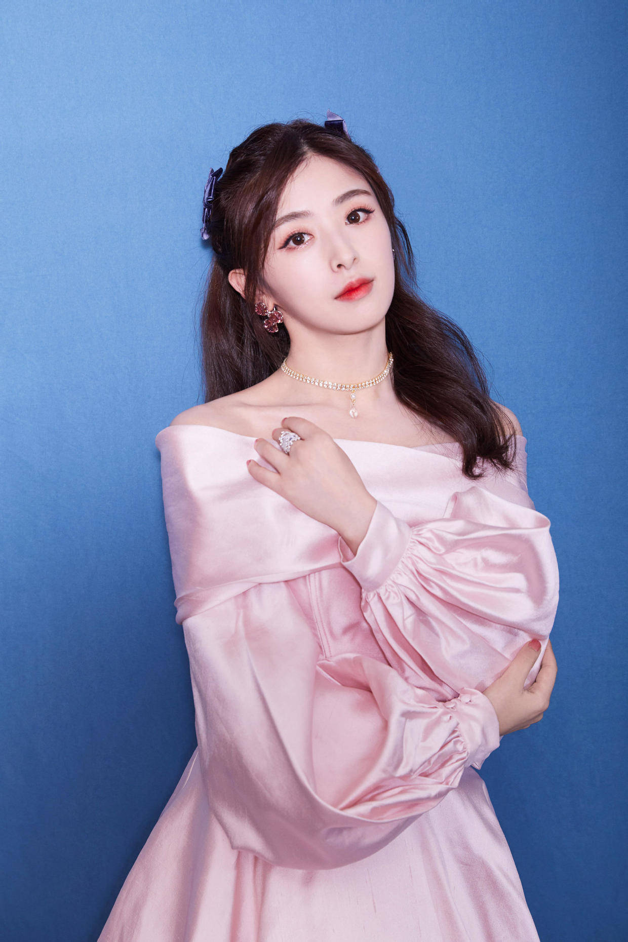 黑色|张含韵又“火”了，穿一袭黄色刺绣抹胸礼服高级洋气，甜美俏皮