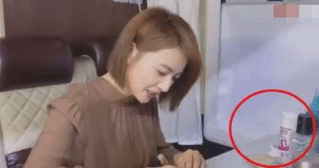 上衣|42岁高圆圆疑怀二胎？腹部隆起不停伸手抚摸，孕期产品曾意外入镜