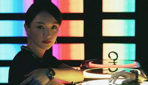 黑色|周迅很适合香奈儿！这条奶蓝色修身裤，一般人hold不住吧？