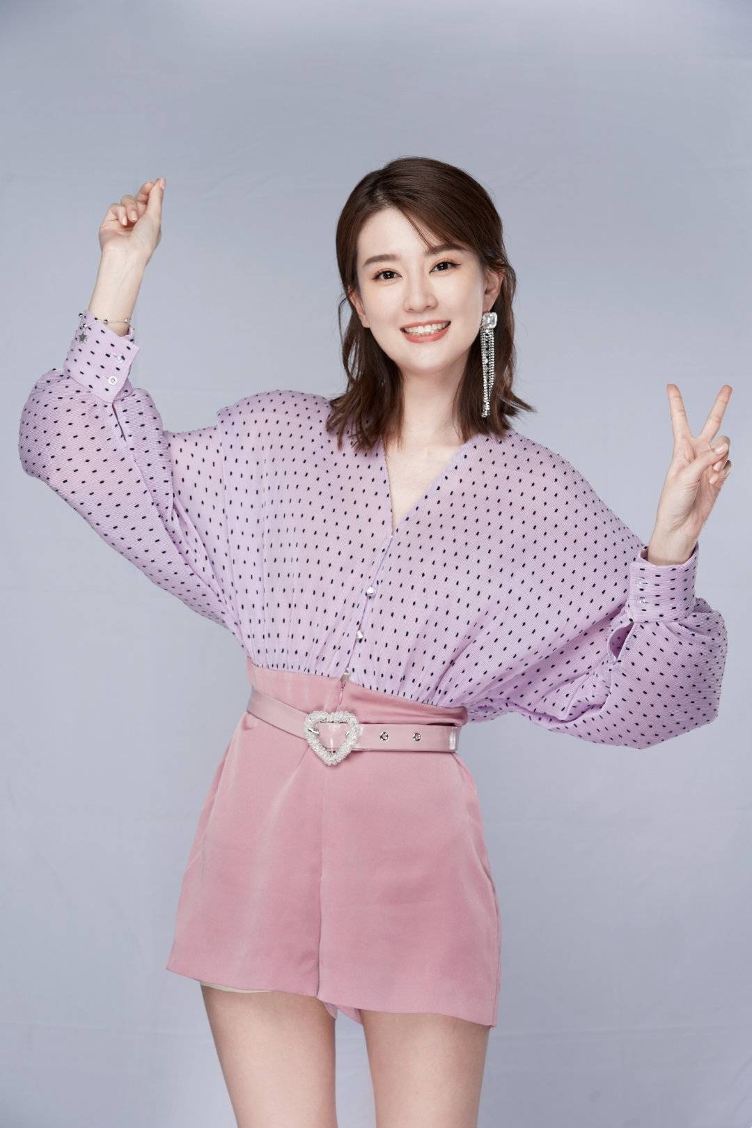 设计|“真白富美”乔欣越来越自信，私服穿搭又酷又美，再也不是关雎尔