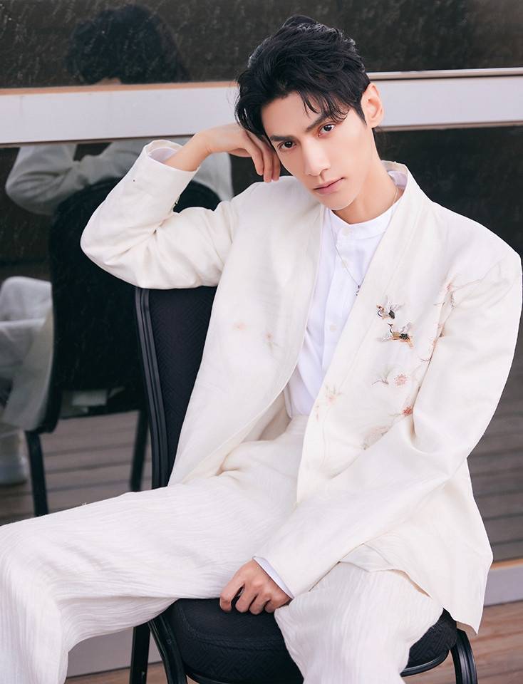 龚俊|10位男神白西装！李现帅上热搜，龚俊、杨洋化身「白马王子」根本言情小说男主