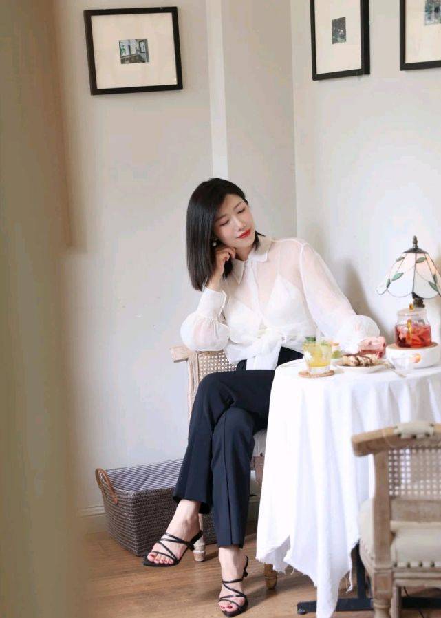浅色|黑色穿搭是微胖人群的首选，只要会搭配，低调显瘦又不失高级