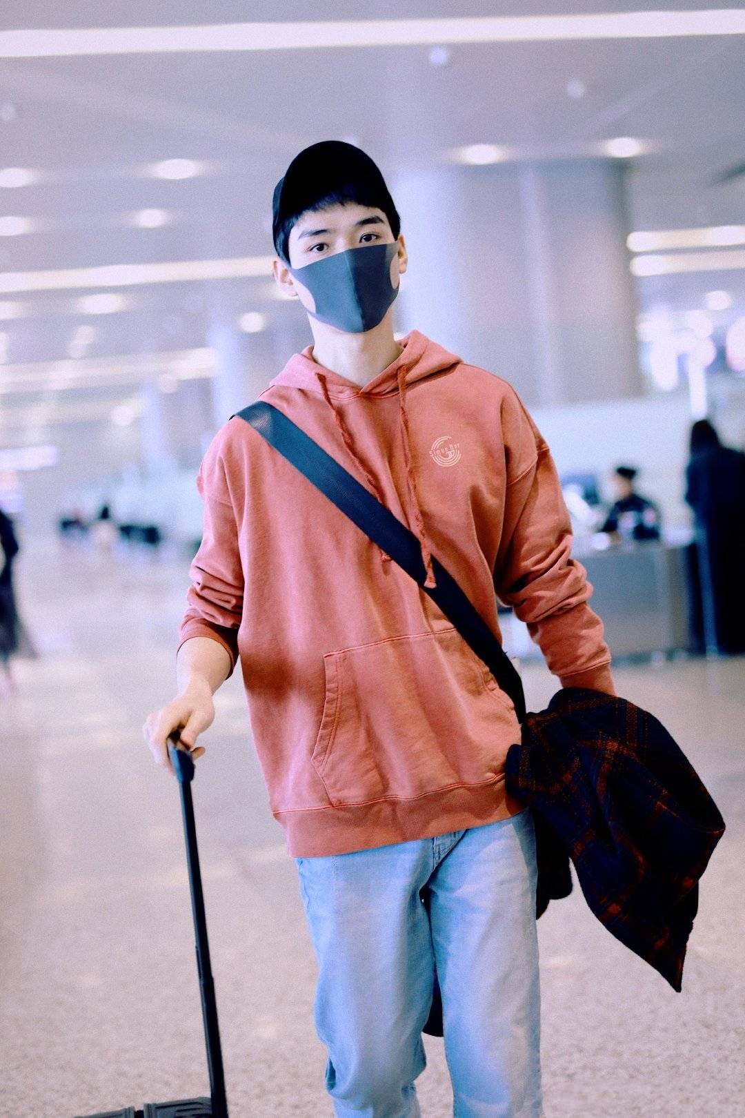 卫衣|《小美满》男主龚俊,颜值超高的小哥哥,私服穿搭又酷又帅