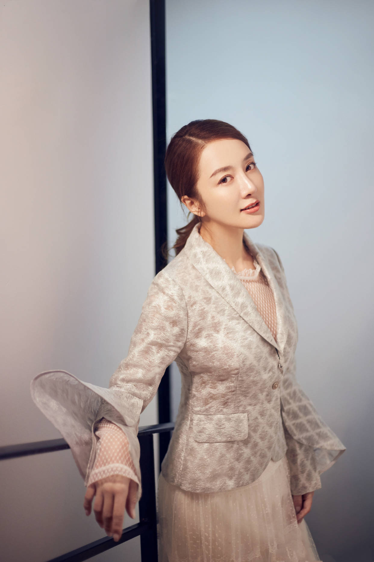 黑色|“坏女人专业户”李依晓,红黑色印花旗袍亮相,现实比剧中美太多