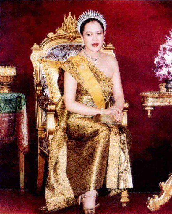 显得|诗丽吉年轻时穿休闲装亮相，显得她又矮又胖，还是紧身装适合她