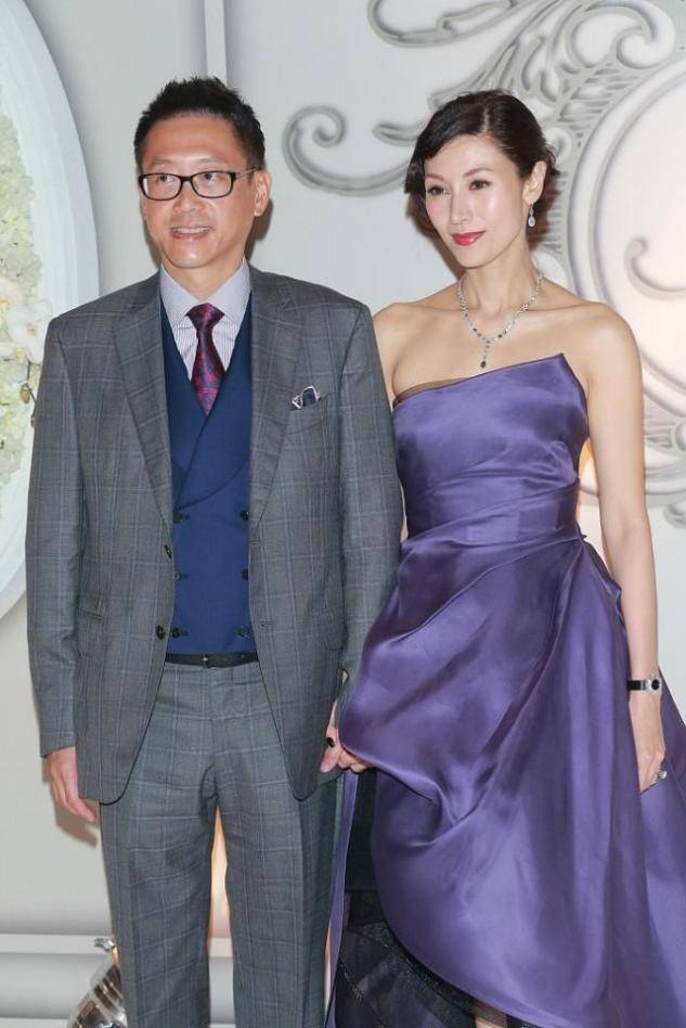 设计|李嘉欣对得起“港姐”称号，50多岁皮肤紧实，紫色礼服也能驾驭