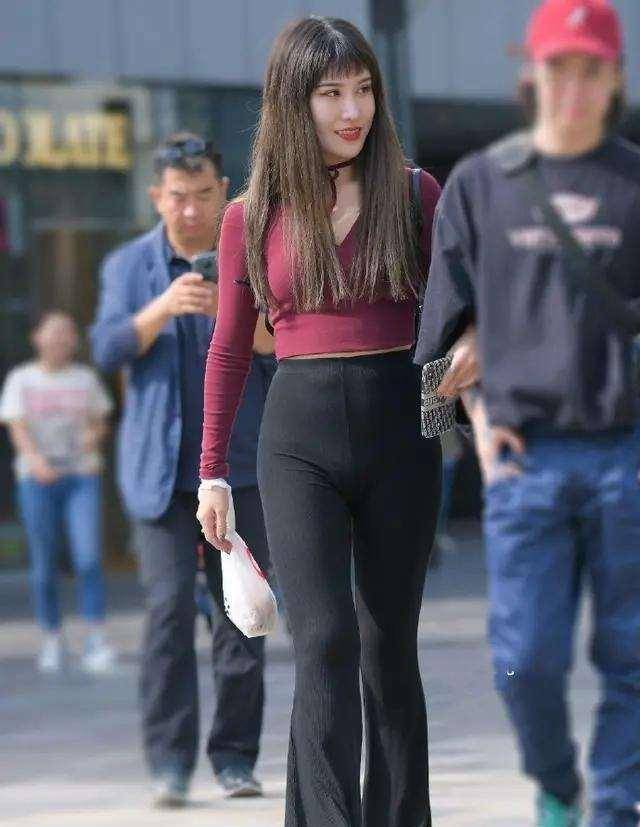 都能|黑色一字肩打底裤搭黑色运动鞋，百搭性很强，高矮胖瘦都能驾驭