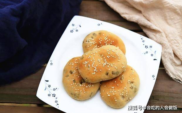 做法|这小饼外焦内软，咸香可口，连吃三个都吃不够，学会了烤箱不闲置