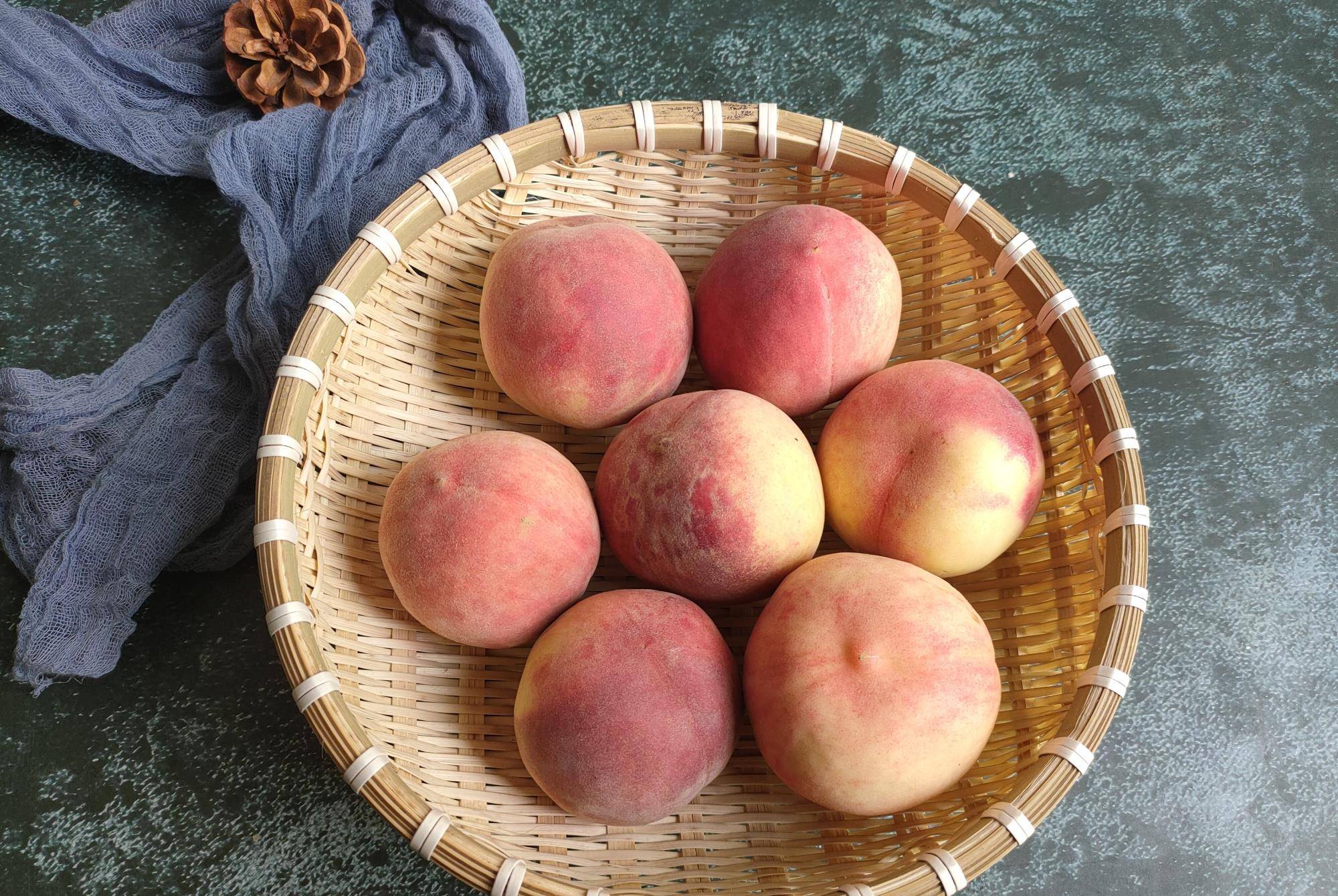 桃子怎么洗才洗的干净 faba9db7b3eb4589ab14a4fc66aec660.jpeg