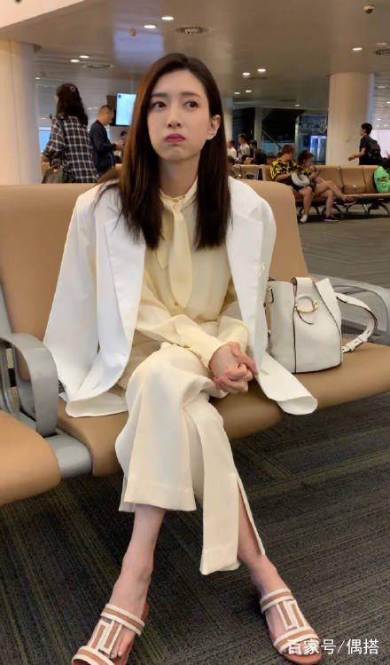江疏影|江疏影终于摆脱少女风！鹅黄色衬衫搭配九分裤，气质女强人，美