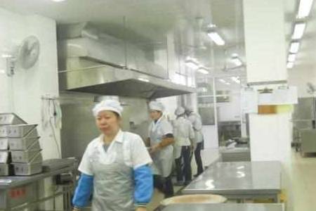 家长|食堂大妈抱怨土豆难削，晒到朋友圈，家长看见后气的火冒三丈