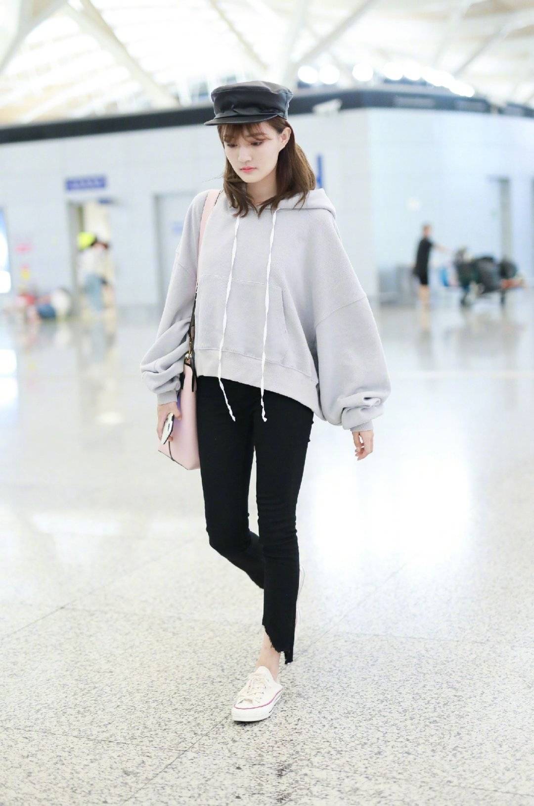 卫衣|徐璐真是被张铭恩宠成小公主，穿搭越来越甜美可爱，少女感十足