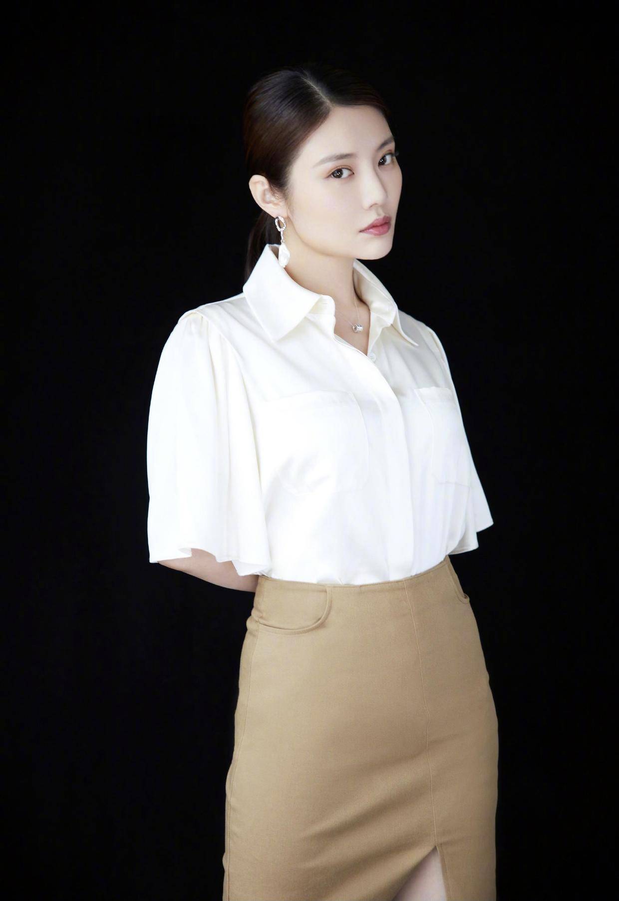 徐冬冬|徐冬冬太懂“秀身材”，穿斑马纹上衣配高腰长裤，曲线感太强