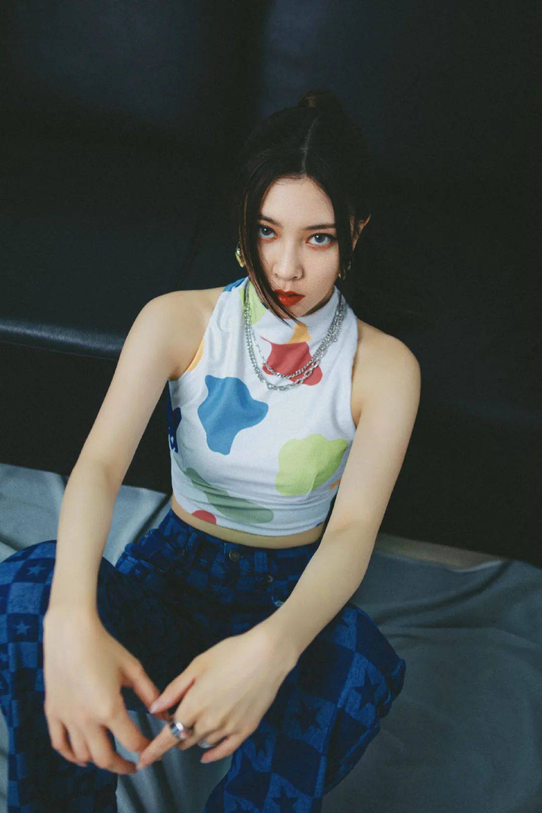 对比|初伏的夏天，选择白色吊带短背心和蓝色的直筒裤，清新还有小蛮腰的展现