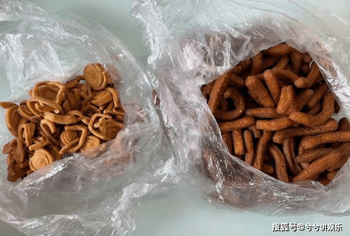 美食|黄晓明回老家分享日常：满满一桌海鲜，吃饭时开心比耶手势摆拍