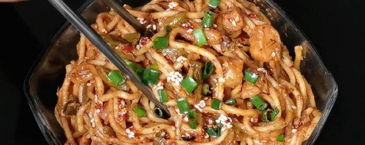 加入适量|简单又好吃的懒人面条做法,用它做早餐简单又好吃,1煮1拌就上桌