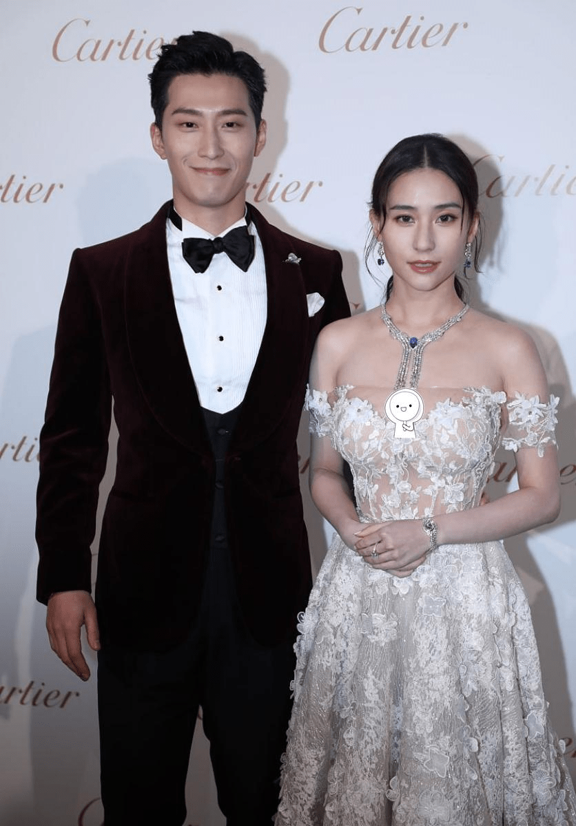 合体|窦骁、何超莲合体现身机场力破分手传闻，不穿情侣装，也很甜