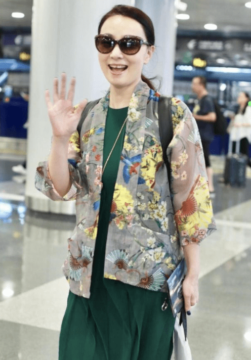 设计|陶虹从不赶潮流，穿古风开衫配连衣裙，穿出了49岁女人最美的样子