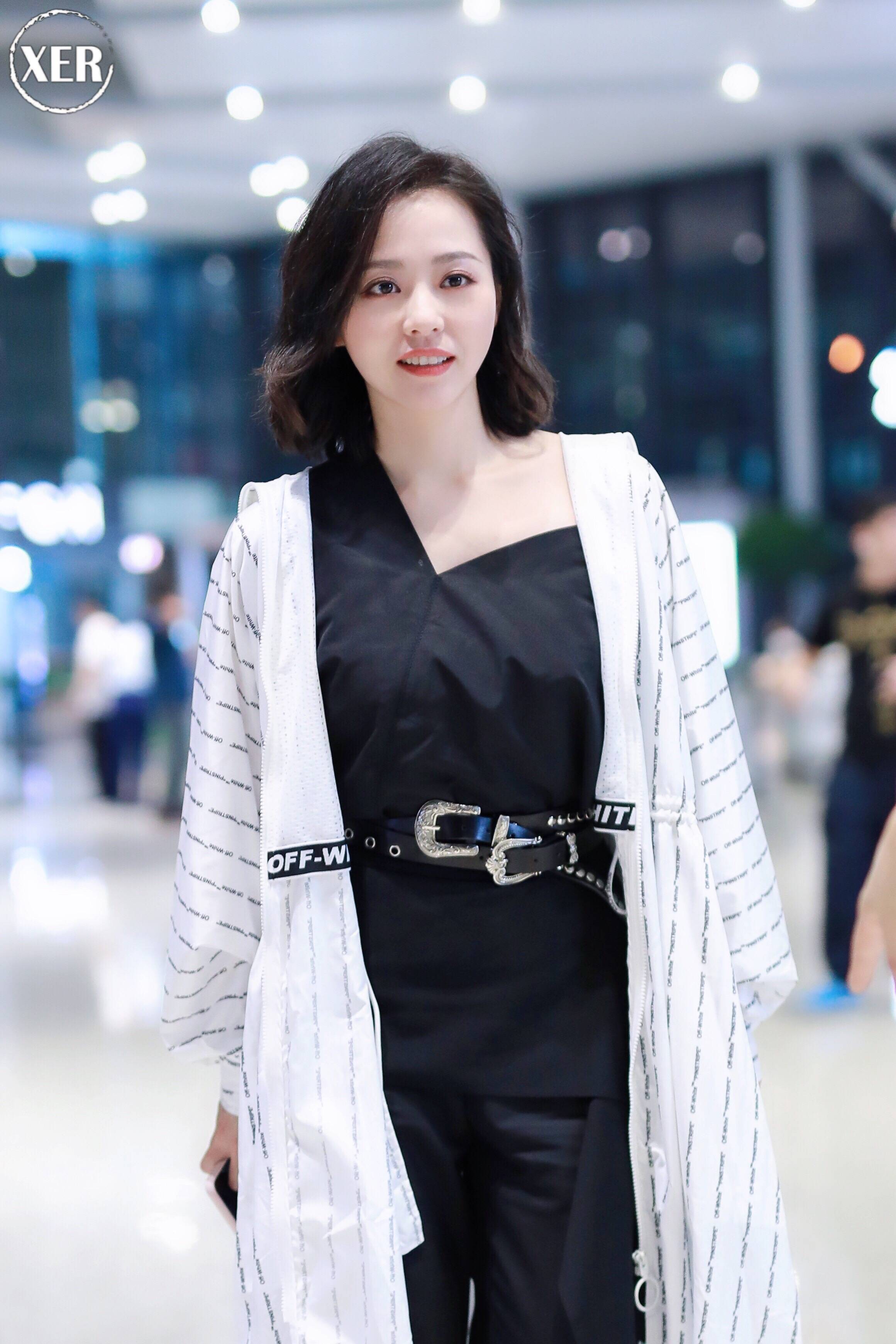 卫衣|张靓颖现身机场,上身夏天下身过夏天的造型,网友:真的不冷吗