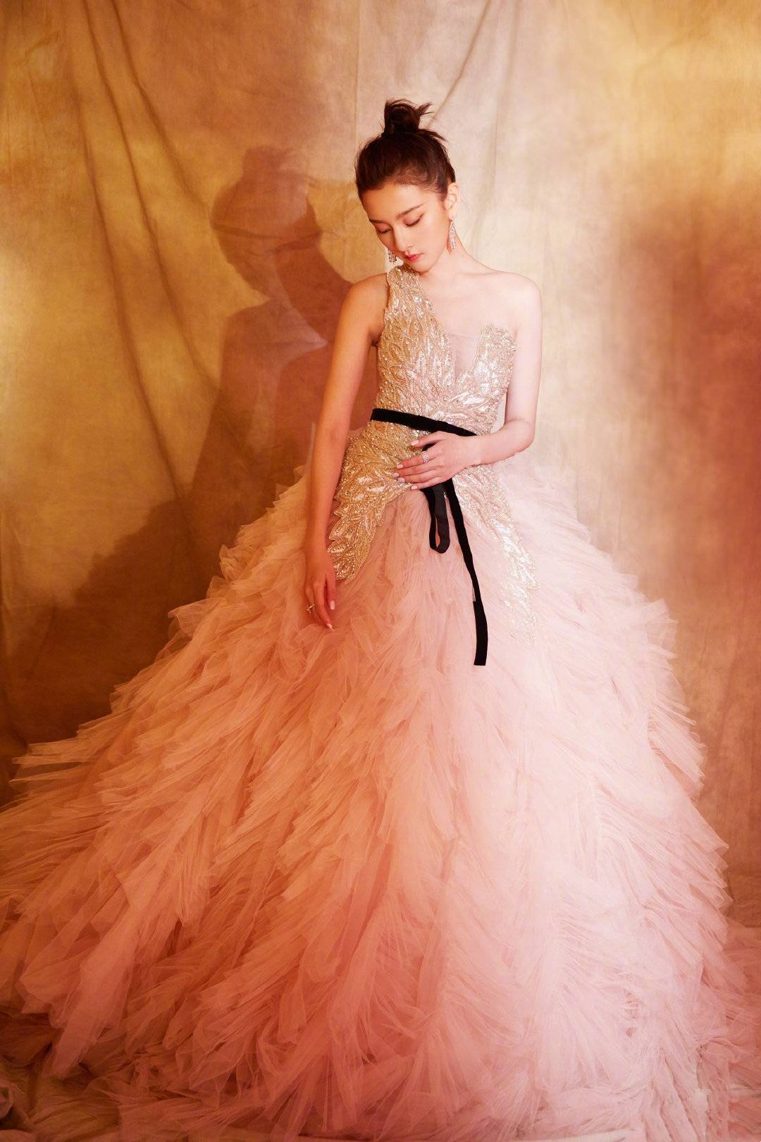 仙女|微博之夜仙女聚集！郑爽清纯宋祖儿甜美，吉娜一袭羽毛裙美出天际