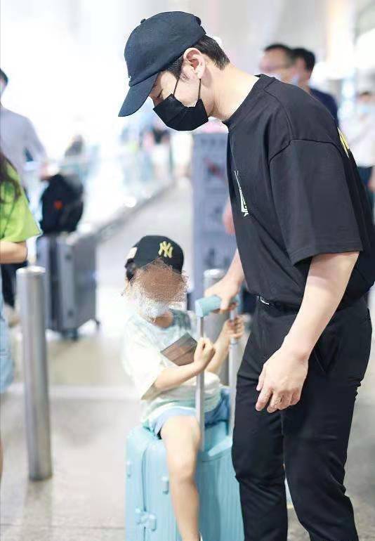 身材|黄晓明机场溜娃,瘦不少变奶爸小生真清爽,4岁儿子眉眼随妈秀气