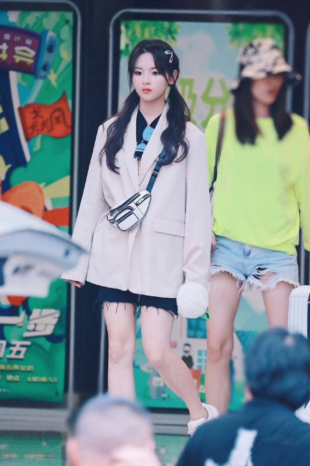 超越|杨超越换造型师了？私服穿搭越来越甜美少女，跟“开了挂”似的