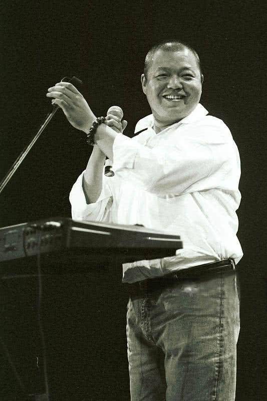 他是崔健的御用键盘手,演唱《朋友》火遍全国,一生充满曲折_臧天朔