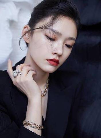 黑色|看完林允这身西装，我终于明白她为什么可以成为星女郎了