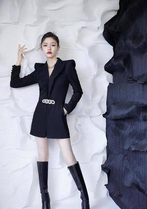 黑色|看完林允这身西装，我终于明白她为什么可以成为星女郎了