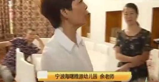因为|母亲大闹幼儿园：红包给少了儿子被打傻，幼儿园：她硬塞给我们的