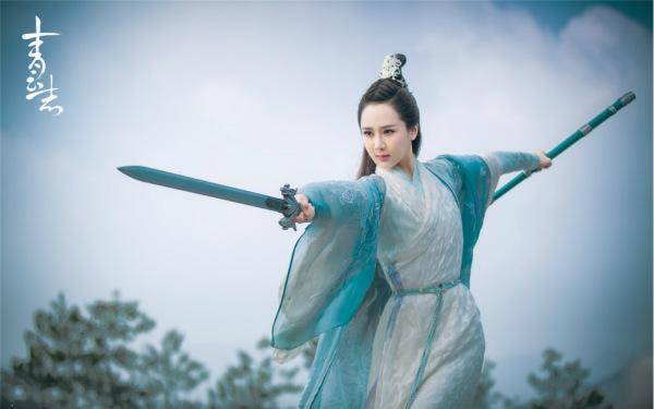 小龙女|女星古装持剑造型PK，杨紫最神，baby拿刀切菜？