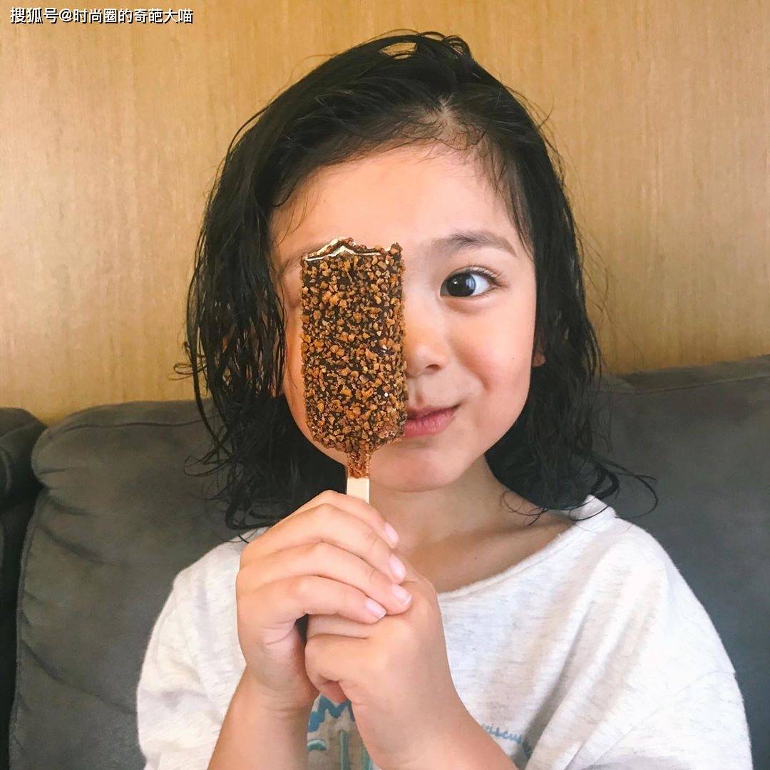 眼睛|精致得像娃娃?软萌可爱被无数人当头像,造型打扮更是镜头感十足