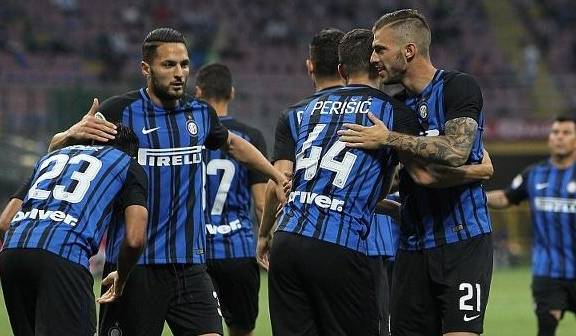 校园|英国少年13岁开始化妆，面对校园霸凌，他一身粉色装扮惊艳亮相