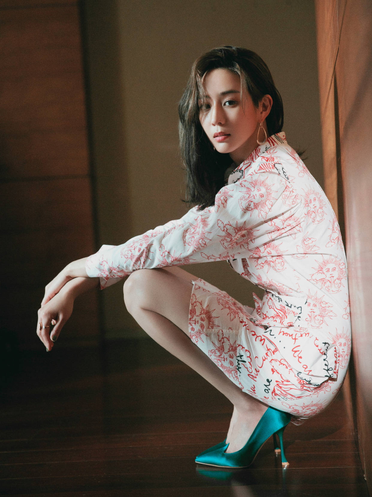 元素|张钧甯黑裙造型太野了,一袭深V领口开到腰,又纯又欲好“犯规”