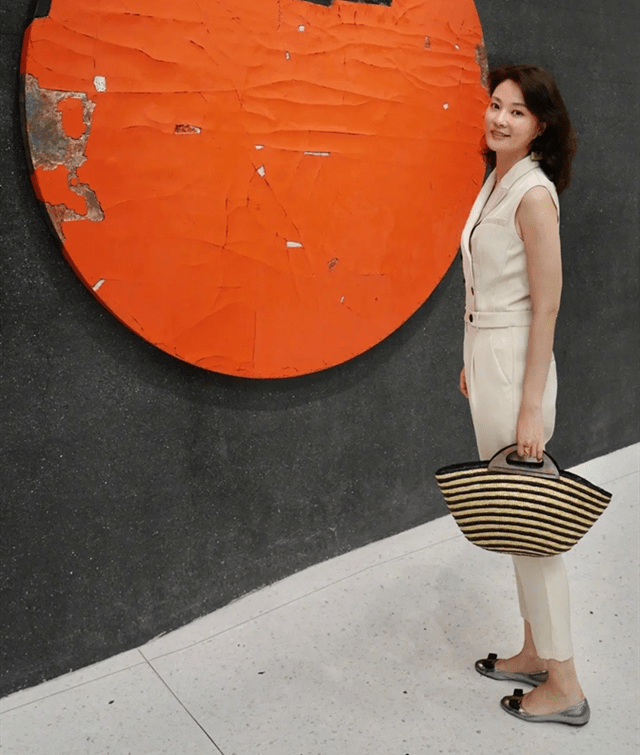 黑色|刘芳菲从不赶时髦,穿白色连体裤配个“草编包”,简约随性真高级