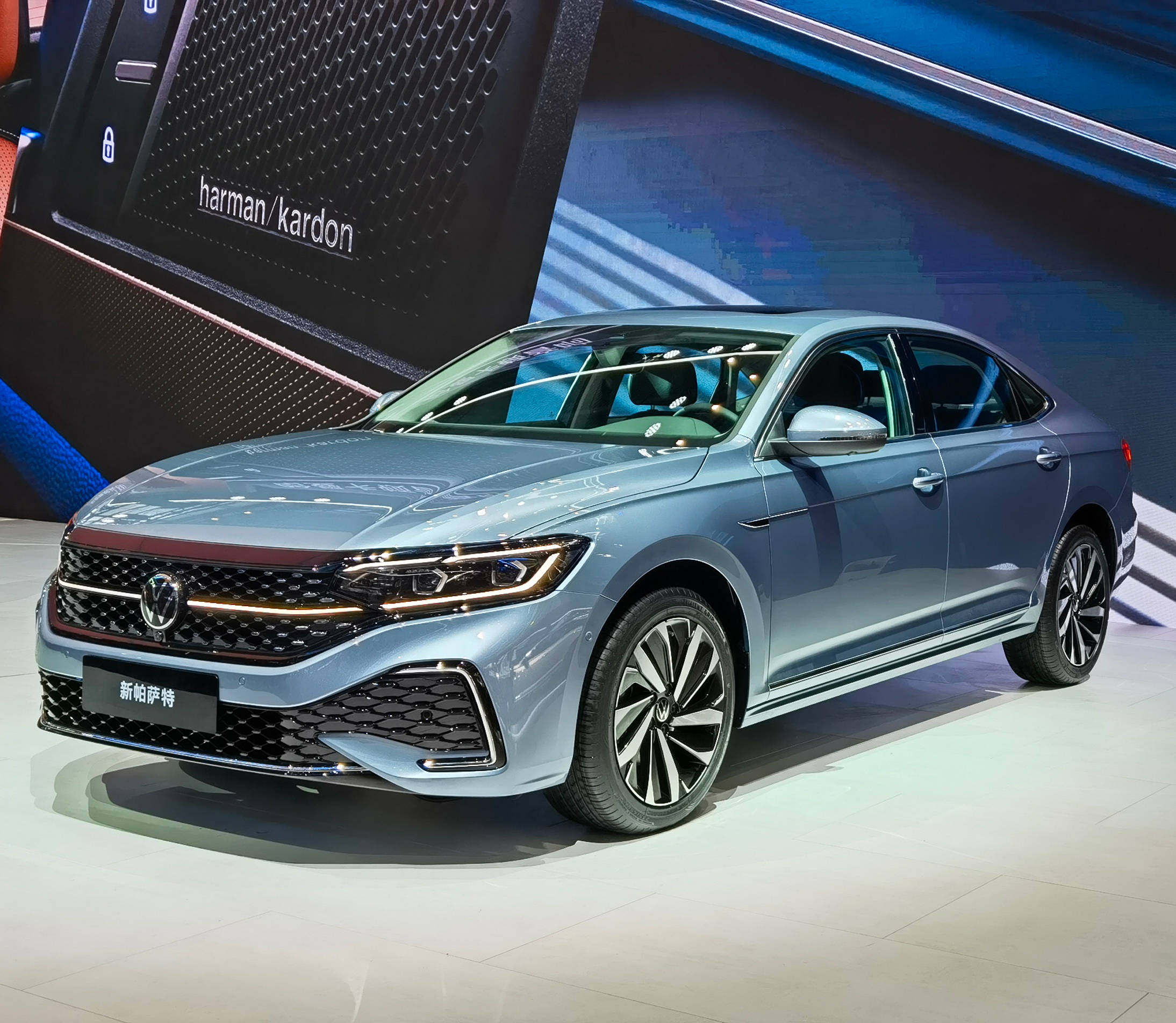 新款大众帕萨特亮相外形更年轻配贯穿式尾灯